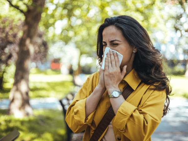 walka z menopauzalnym zmęczeniem zmęczona kobieta leżąca na kanapie z kocem