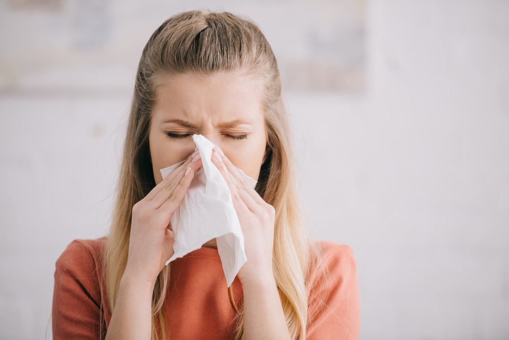 Wymiana filtra klimatyzacji w biurze filtr klimatyzacji biurowej zatrzymuje kurz