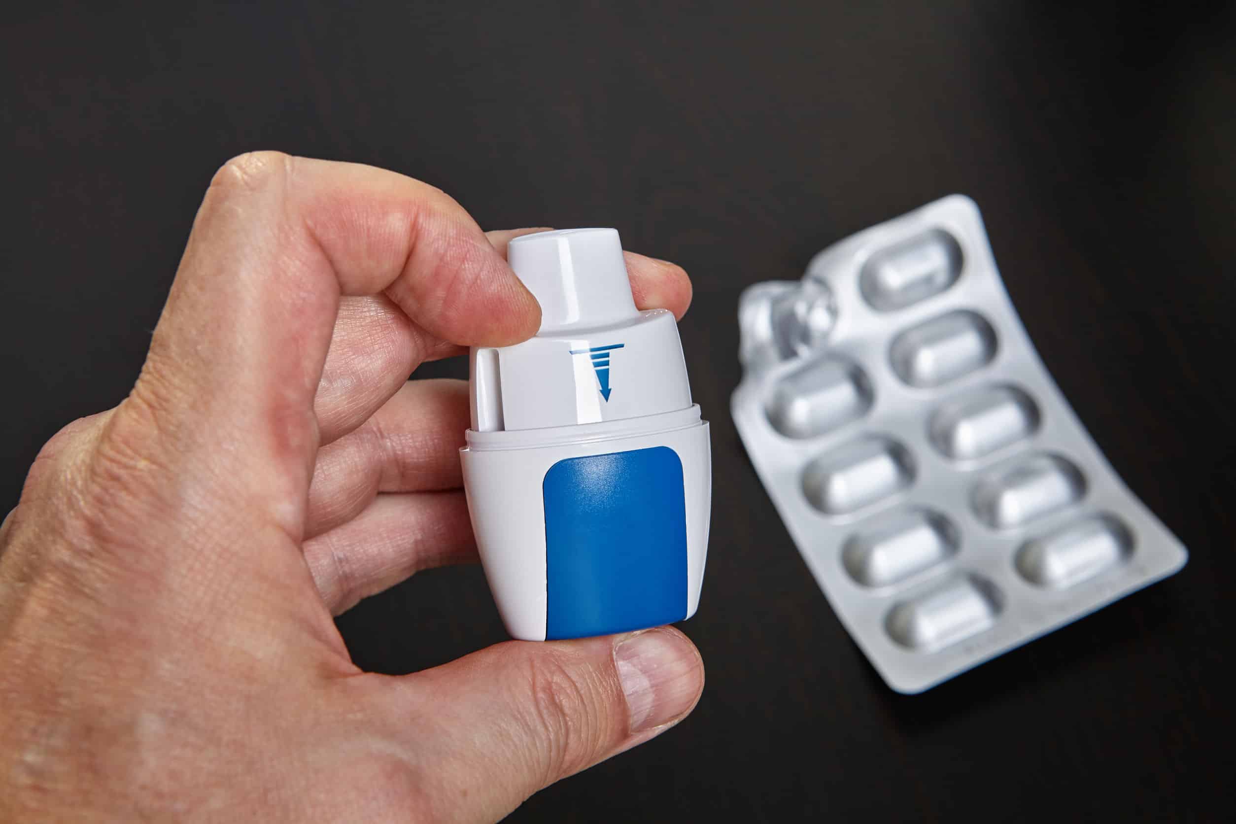 Ustawianie odpowiedniej dawki leku Przygotowanie dawki leku w inhalatorze proszkowym metodą obrotową