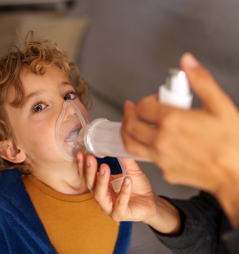 inhalacja u dziecka w czasie zaostrzenia astmy z użyciem leków