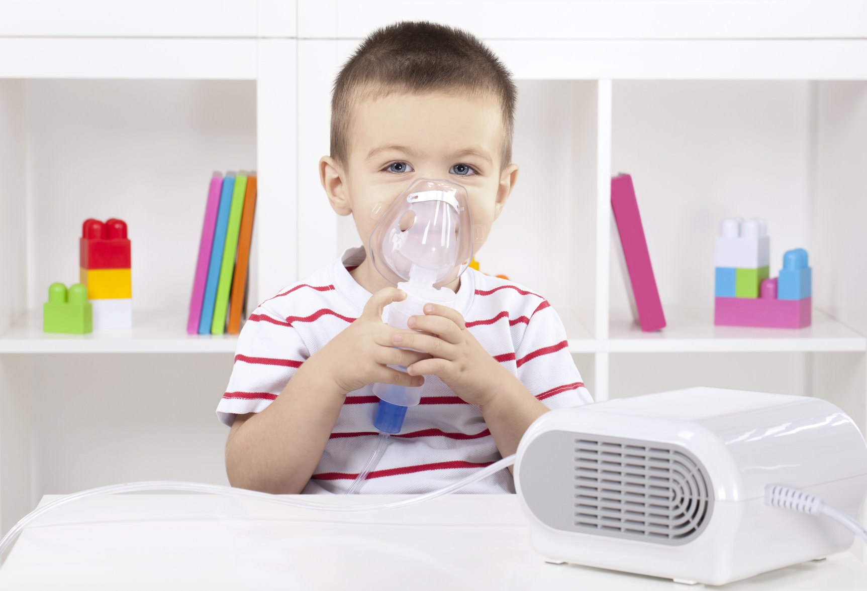 spokojne dziecko w czasie inhalacji z nebulizatorem domowym