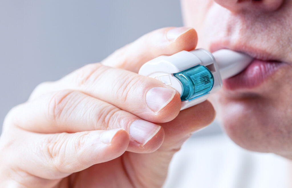 Technika przygotowania inhalatora do inhalacji Usuwanie nadmiaru powietrza z inhalatora proszkowego przed podaniem dawki