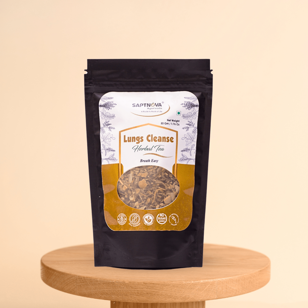 imbir świeży pokrojony z cytryną na herbatę kawałek świeżego korzenia imbiru pokrojony na plastry obok plasterków cytryny