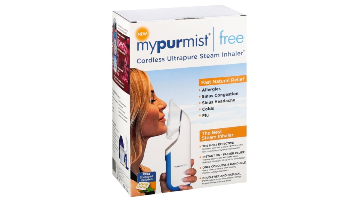 dziecko siedzące z małym ręcznikiem nad miseczką pary obok matki