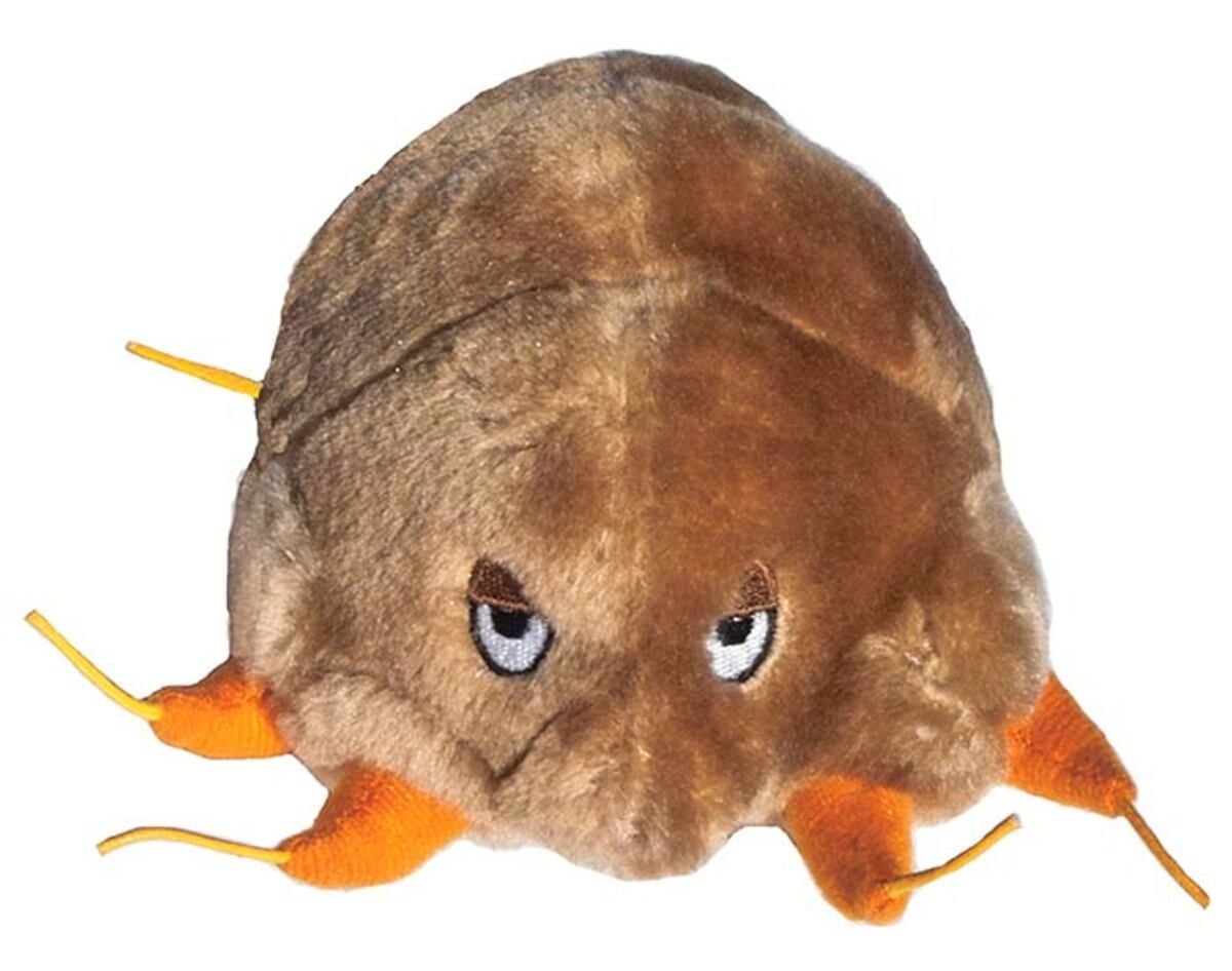 mała dziewczynka pocierająca czerwone oczy obok stosu zabawek