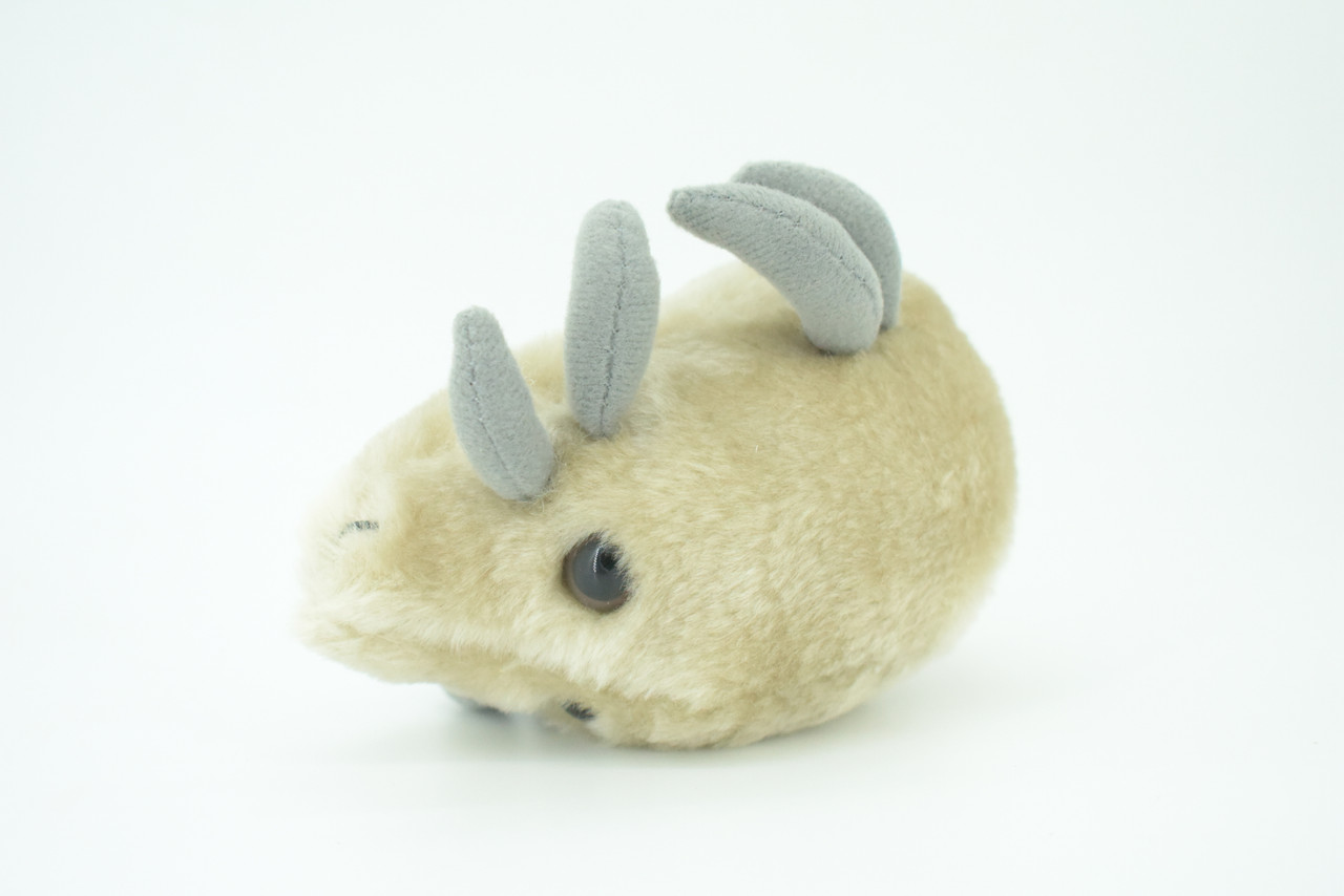 pluszowy królik wyjmowany z pralki po praniu z mokrą sierścią