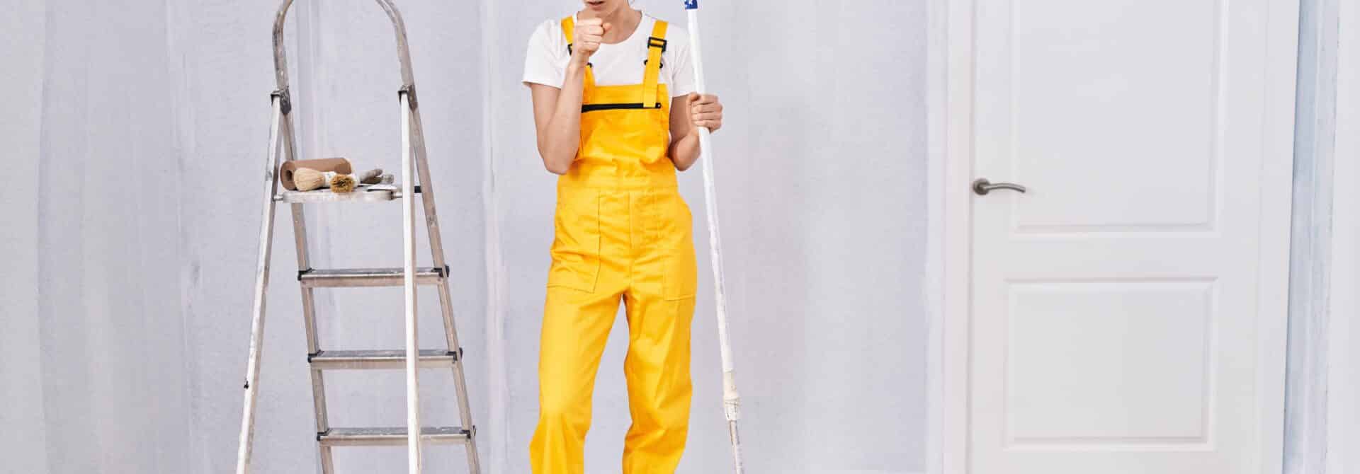 porównanie dwóch ścian jedna z zwykłą farbą z plamami druga gładka antyalergiczna