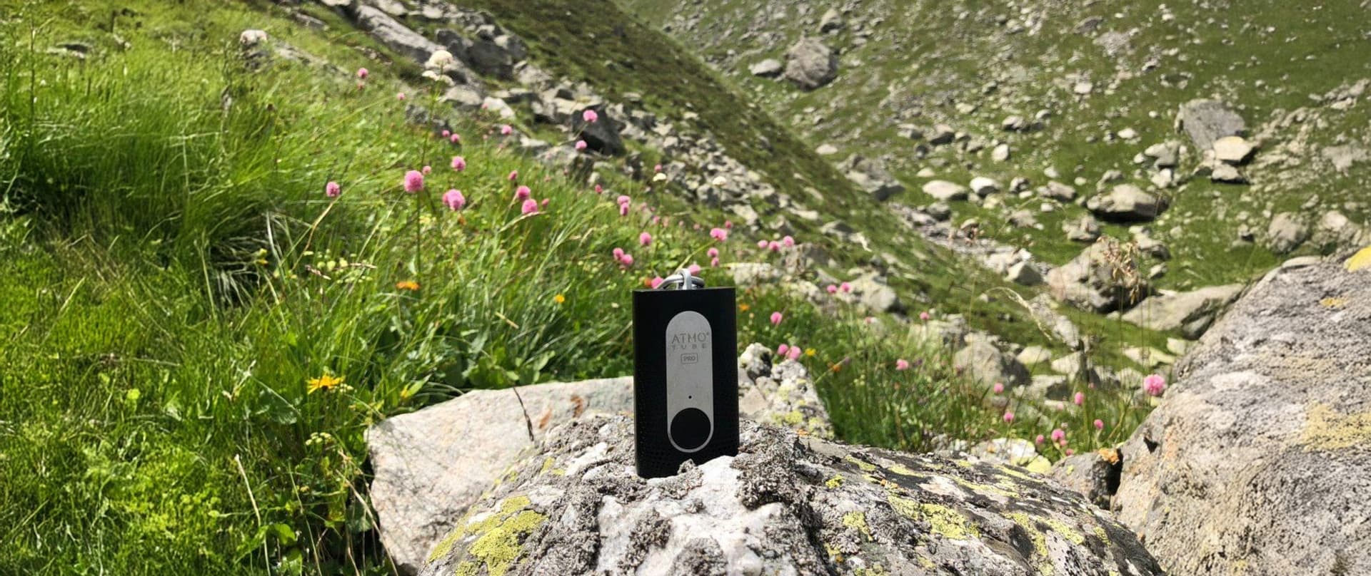 czyste górskie powietrze unoszące się nad jeziorem w otoczeniu śnieżnych szczytów