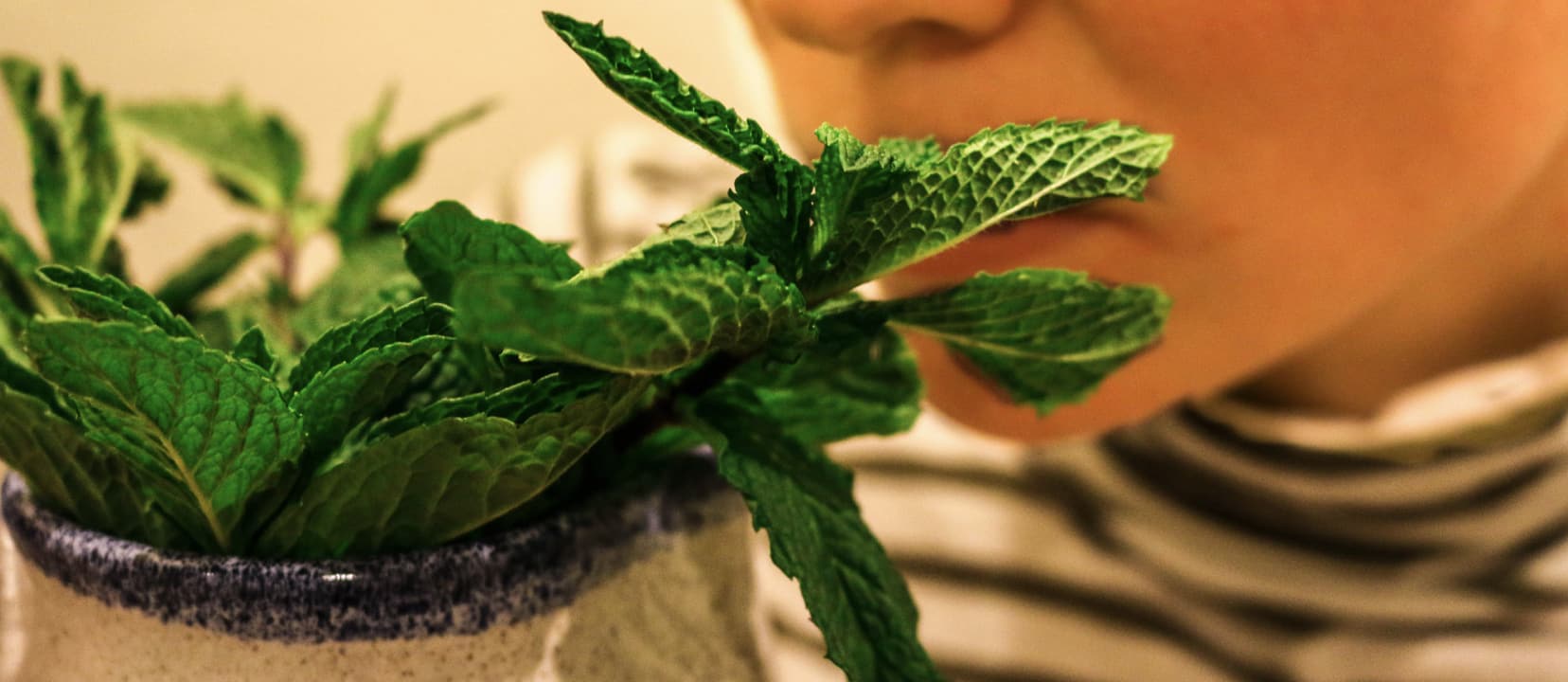 mężczyzna przy biurku z rękami na brzuchu wdech głęboki oczy zamknięte na chwilę