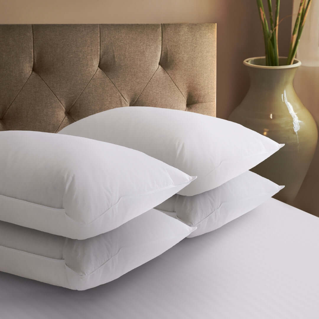 kobieta kichająca obok rozsypanego pierza na łóżku z alergią