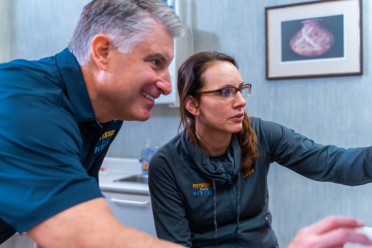 dziecko śpiące z otwartymi ustami i chrapaniem w pokoju dziecięcym wieczorem