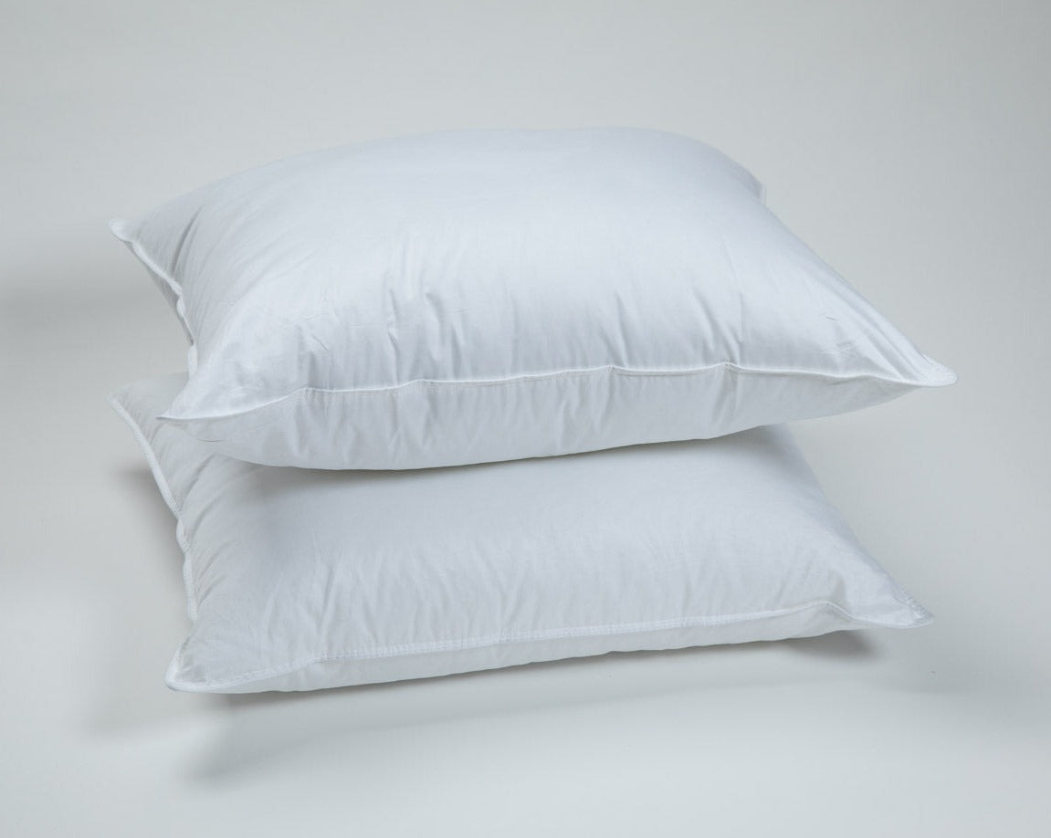 zbliżenie na miękkie białe pierze gęsi wypełniające poduszkę z siateczką