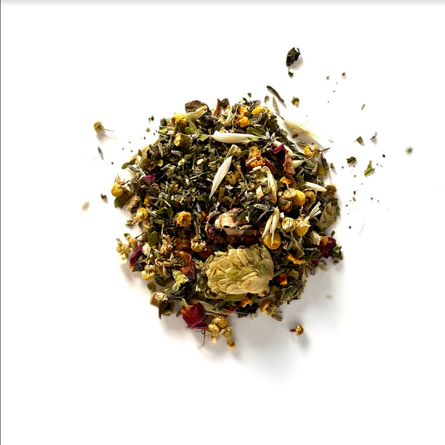 tymianek świeży z kwiatami na płuca gęste gałązki tymianku z drobnymi zielonymi liśćmi i fioletowymi kwiatami blisko