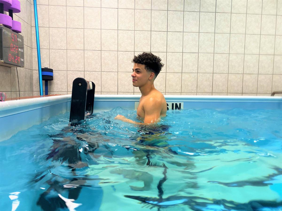 bliski widok czerwonej wysypki na skórze ramienia po kontakcie z wodą basenową