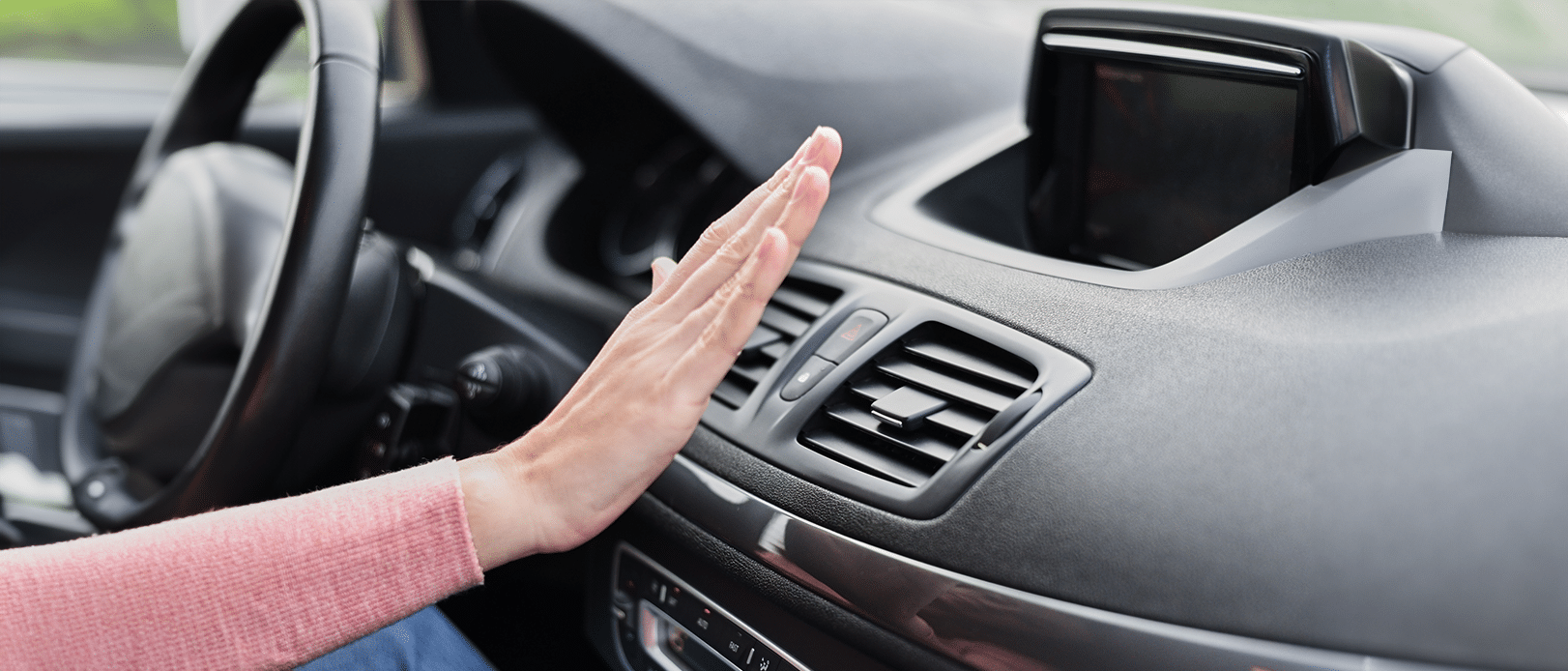 mikroskopijne alergeny unoszące się z kratki wentylacyjnej samochodu