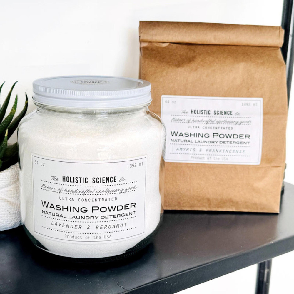 Butelka octu wlewana do dozownika pralki pełnej kolorowych ubrań