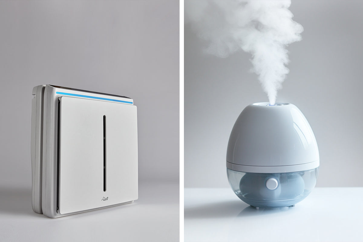 czarny jonizator stojący obok łóżka w sypialni z otwartym oknem i świeżymi kwiatami